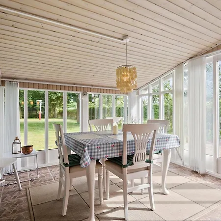 2 Bedroom Beautiful In V Hébergement de vacances *